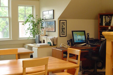 Modelo de despacho contemporáneo grande con paredes beige, moqueta y escritorio independiente
