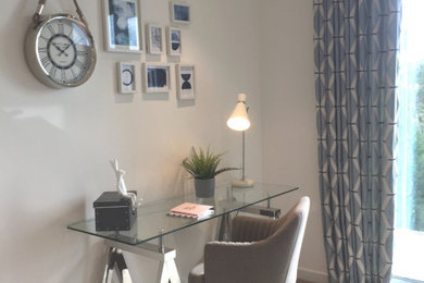 Foto de despacho minimalista con paredes grises, moqueta y escritorio independiente