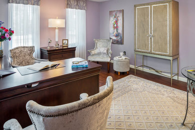 Diseño de despacho clásico de tamaño medio sin chimenea con paredes púrpuras, suelo vinílico y escritorio independiente