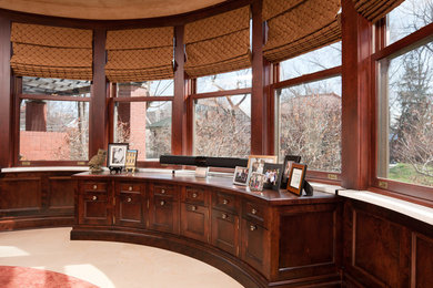 Inspiration pour un bureau traditionnel de taille moyenne avec un mur marron, moquette, un bureau intégré et un sol beige.