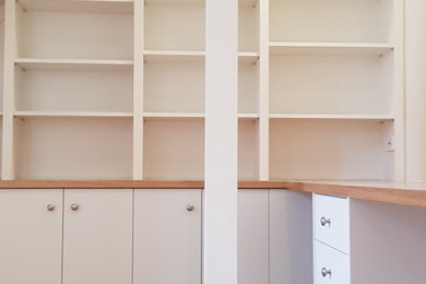 メルボルンにある小さなトラディショナルスタイルのおしゃれな書斎 (白い壁、無垢フローリング、造り付け机) の写真