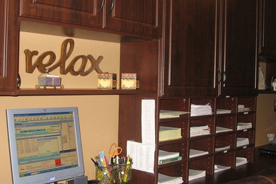 Ejemplo de despacho de tamaño medio con paredes beige y escritorio empotrado