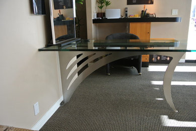 Mittelgroßes Modernes Arbeitszimmer mit Arbeitsplatz, beiger Wandfarbe, Teppichboden und Einbau-Schreibtisch in Orange County