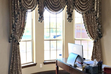 ダラスにある中くらいなトラディショナルスタイルのおしゃれな書斎 (ベージュの壁、濃色無垢フローリング、暖炉なし、自立型机、茶色い床) の写真