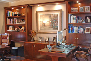 Example of a classic home office design in Detroit