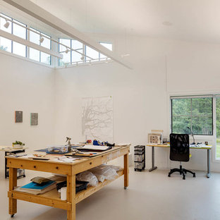 Inspiration för ett stort lantligt hemmastudio, med vita väggar, betonggolv och ett inbyggt skrivbord