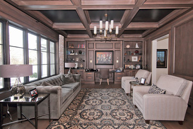Imagen de despacho tradicional extra grande con suelo de madera oscura, escritorio empotrado y suelo marrón