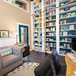 Idee per uno studio stile rurale con libreria, pareti blu, parquet scuro, nessun camino, scrivania autoportante e pavimento marrone