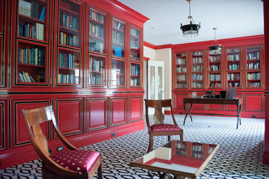 ニューヨークにある広いヴィクトリアン調のおしゃれなホームオフィス・書斎 (自立型机、白い床) の写真