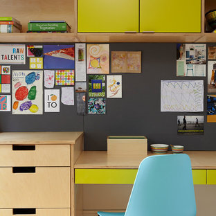 Esempio di uno studio nordico di medie dimensioni con scrivania incassata, pareti bianche, parquet chiaro, nessun camino e pavimento beige