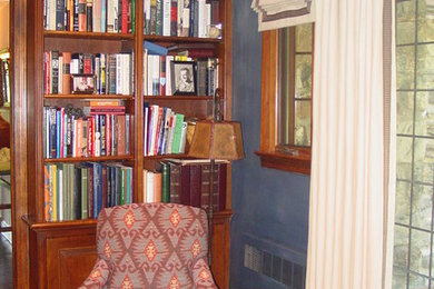 ニューヨークにあるお手頃価格の中くらいなトラディショナルスタイルのおしゃれなホームオフィス・書斎 (ライブラリー、青い壁、濃色無垢フローリング、茶色い床) の写真
