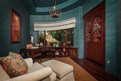 Ejemplo de despacho tradicional renovado de tamaño medio con paredes azules, suelo de madera en tonos medios, escritorio independiente y suelo marrón