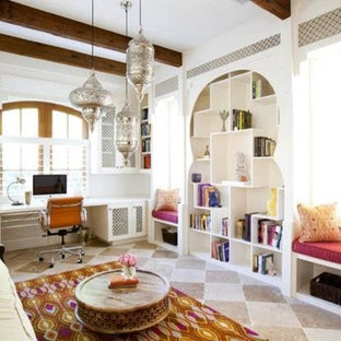 Idée de décoration pour un bureau tradition de taille moyenne avec un mur blanc, un sol en calcaire, aucune cheminée, un bureau intégré et un sol beige.