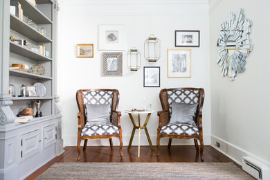 デンバーにあるお手頃価格の小さなエクレクティックスタイルのおしゃれなホームオフィス・書斎 (白い壁、無垢フローリング、茶色い床) の写真
