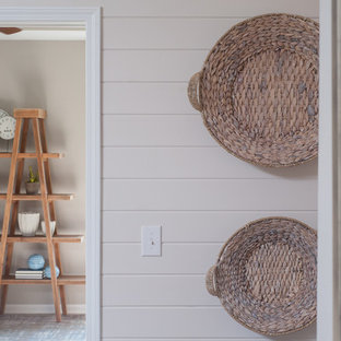 Idee per un atelier costiero di medie dimensioni con pareti grigie, pavimento con piastrelle in ceramica, scrivania autoportante e pavimento marrone
