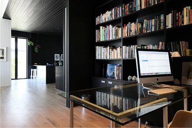 オークランドにあるコンテンポラリースタイルのおしゃれなホームオフィス・書斎の写真