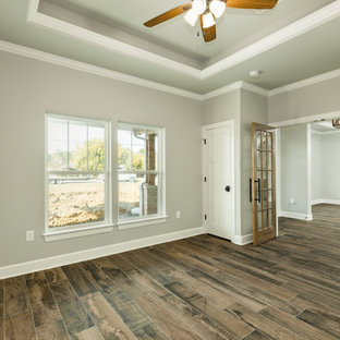Immagine di un grande studio country con pareti beige, pavimento con piastrelle in ceramica, scrivania autoportante e pavimento marrone