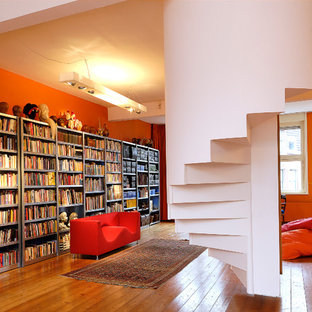 Cette image montre un bureau design avec un mur orange.