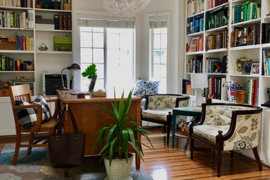 シアトルにあるお手頃価格の中くらいなトランジショナルスタイルのおしゃれなホームオフィス・書斎 (ライブラリー、白い壁、竹フローリング、自立型机、茶色い床) の写真