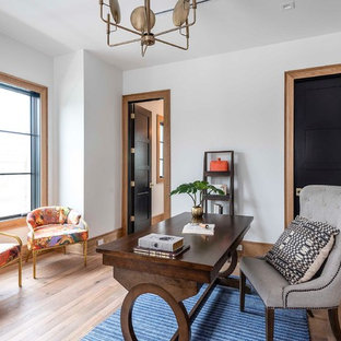 Idée de décoration pour un bureau atelier tradition avec un mur blanc, un sol en brique et un bureau indépendant.