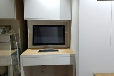 Ejemplo de despacho minimalista con escritorio empotrado