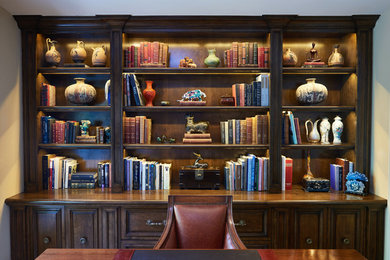 ロサンゼルスにある中くらいなトラディショナルスタイルのおしゃれな書斎 (ベージュの壁、暖炉なし、自立型机) の写真
