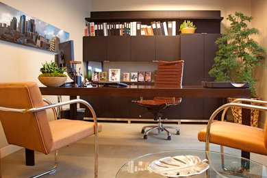 Idee per un ufficio minimal di medie dimensioni con pareti beige, moquette, scrivania autoportante, nessun camino e pavimento beige