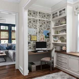 Inspiration för klassiska arbetsrum, med beige väggar, mörkt trägolv och ett inbyggt skrivbord