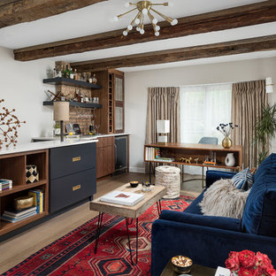 Mittelgroßes Retro Arbeitszimmer ohne Kamin mit Arbeitsplatz, beiger Wandfarbe, braunem Holzboden, freistehendem Schreibtisch und braunem Boden in Chicago