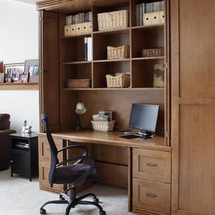Modelo de despacho de estilo americano, grande, con paredes beige, moqueta y escritorio empotrado