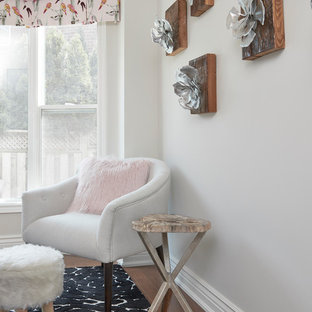Idées déco pour un bureau atelier contemporain avec un mur rose, un sol en bois brun, aucune cheminée, un bureau intégré et un sol marron.