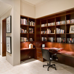 Bild på ett mellanstort funkis hemmabibliotek, med beige väggar, travertin golv och ett inbyggt skrivbord