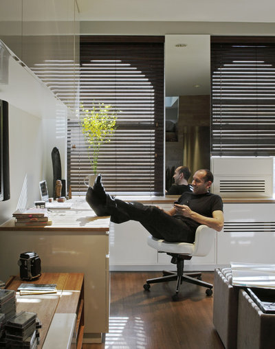 Modern Home Office by Jordan Parnass Digital Architecture