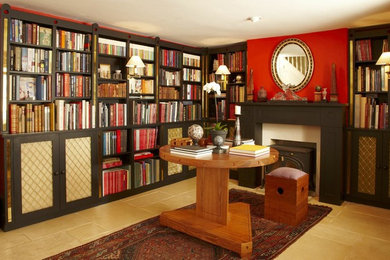 Diseño de despacho moderno con paredes rojas y escritorio independiente