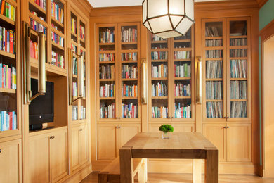 Inspiration for a timeless home office remodel in Chicago