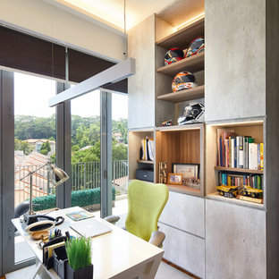 Ispirazione per uno studio boho chic con pareti bianche, pavimento in legno massello medio, scrivania autoportante e pavimento marrone