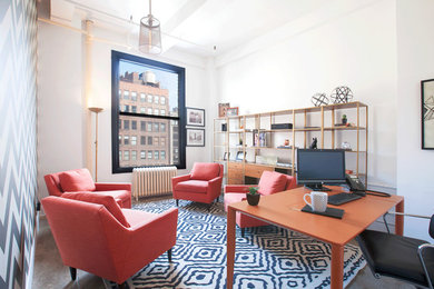 Imagen de despacho bohemio de tamaño medio con paredes grises y escritorio independiente
