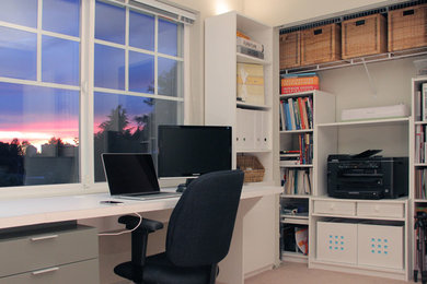 Imagen de despacho clásico renovado de tamaño medio sin chimenea con moqueta, escritorio independiente y paredes blancas