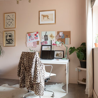 Idéer för att renovera ett litet eklektiskt hemmastudio, med rosa väggar, mellanmörkt trägolv, ett fristående skrivbord och grått golv