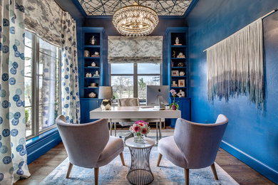 Diseño de despacho tradicional renovado de tamaño medio sin chimenea con paredes azules, suelo de madera oscura, escritorio independiente y suelo marrón