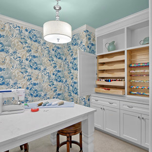 Cette image montre un bureau atelier traditionnel de taille moyenne avec un mur multicolore, moquette, un bureau indépendant, un sol gris et du papier peint.