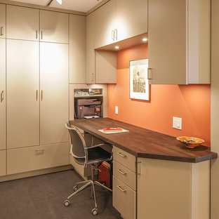 Kleines Modernes Arbeitszimmer ohne Kamin mit Arbeitsplatz, oranger Wandfarbe, Linoleum, Einbau-Schreibtisch und grauem Boden in San Francisco