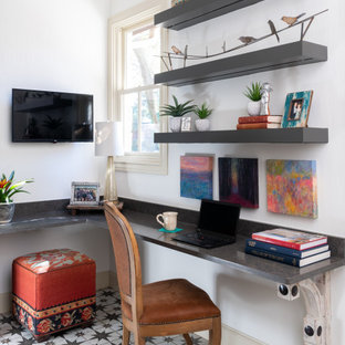 Inspiration för ett litet eklektiskt hemmabibliotek, med vita väggar, klinkergolv i keramik, ett inbyggt skrivbord och flerfärgat golv