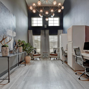 Inspiration för ett mellanstort vintage hemmabibliotek, med beige väggar och ett inbyggt skrivbord