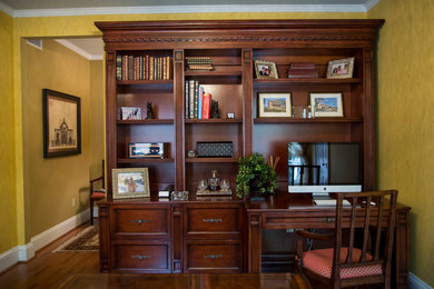 ウィルミントンにあるトラディショナルスタイルのおしゃれなホームオフィス・書斎の写真