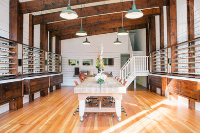 Inspiration pour un grand bureau design de type studio avec un mur blanc, un sol en bois brun et un bureau indépendant.