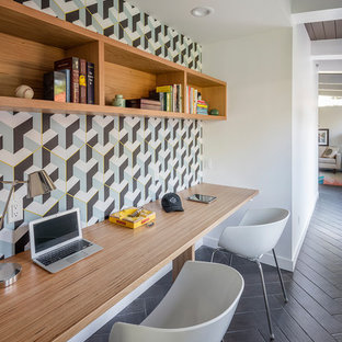 Retro Arbeitszimmer mit bunten Wänden, Einbau-Schreibtisch und braunem Boden in Kansas City
