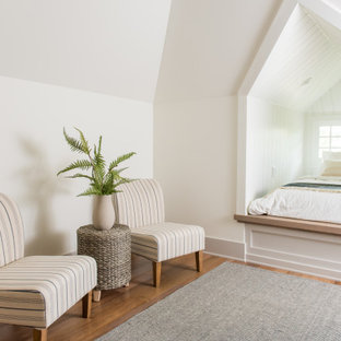 Inspiration för ett mellanstort vintage hemmastudio, med mellanmörkt trägolv, ett inbyggt skrivbord och brunt golv