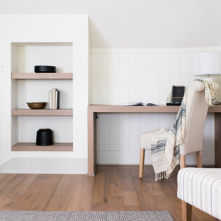 Inspiration pour un bureau traditionnel de taille moyenne et de type studio avec un sol en bois brun, un bureau intégré, un sol marron et du lambris de bois.