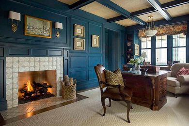 ロサンゼルスにあるラグジュアリーなトラディショナルスタイルのおしゃれな書斎 (青い壁、標準型暖炉、タイルの暖炉まわり、自立型机、カーペット敷き) の写真